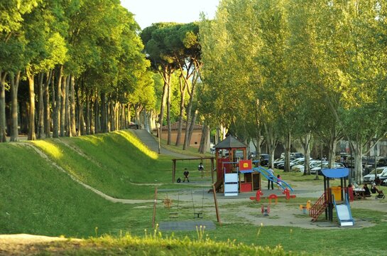 Parco giochi per bambini vicino a le mura di Lucca