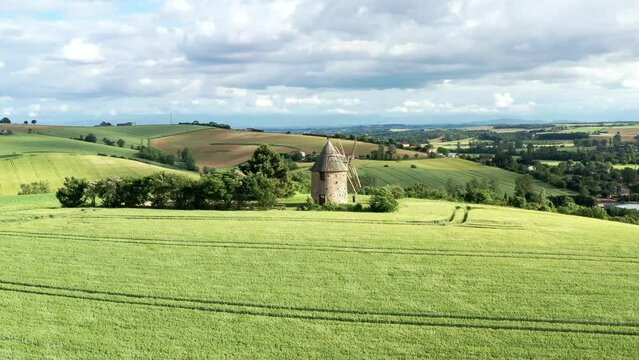 moulin &agrave; vent et champ de bl&eacute; surplombant la campagne fran&ccedil;aise	