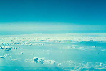 雲の上の風景、上空写真、成層圏にある巨大な雲たち、雲の上の空模様、