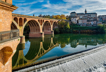 A view of Pont Vieux, the old brick bridge over the River Tarn in Albi, France
