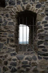 Fototapeta premium 中世のお城の窓,石造りの牢屋の窓,牢獄のアーチ,薄暗い牢屋,