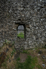 Fototapeta na wymiar 中世のお城の窓,石造りの牢屋の窓,牢獄のアーチ,薄暗い牢屋,