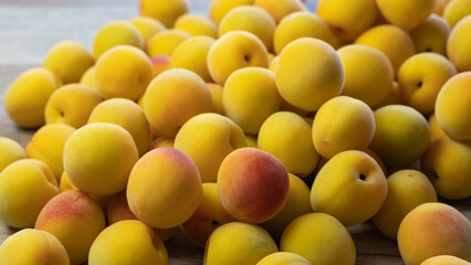 テーブルに置かれた沢山の自家製梅干し用の熟れたうめの実（梅、ウメ）