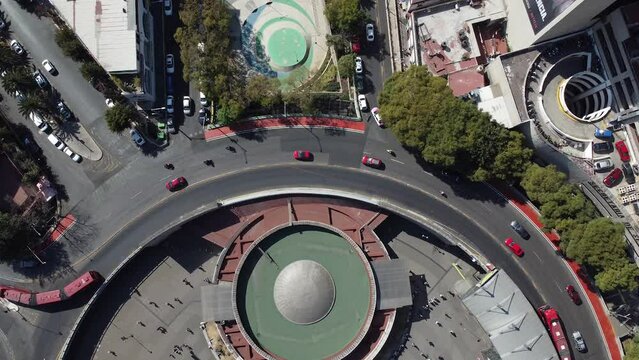 Toma a&eacute;rea cenital en dron sobre la glorieta de los Insurgentes, pasando autos y Metrob&uacute;s 