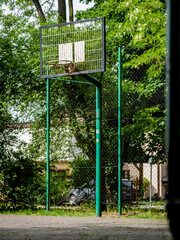 kosz do gry w koszykówkę na boisku sportowym pośrodku parku wokół drzew, zielony klimat zachodnia polska