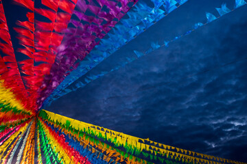 bandeiras coloridas decorativas de festa junina no brasil