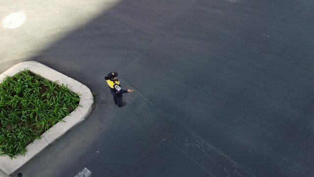 Mujer Polic&iacute;a de Tr&aacute;nsito, dirigiendo el tr&aacute;fico de la ciudad, toma con dron