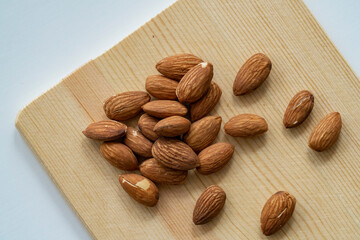 山盛りのアーモンド　食品サンプル