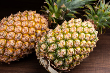 暗いテーブルの背景にカットしていないパイナップル
