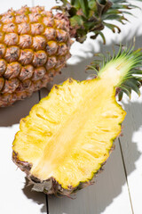 爽やかな白板の上に半分にカットしたパイナップル