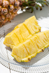 食べやすくカットしたパイナップル