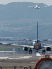 晴れの日に離陸していく2機の飛行機