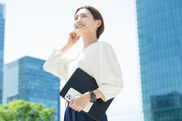 空を見上げる女性（ビジネスウーマン） 