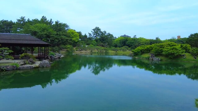 新緑が美しい回遊式の日本庭園  パンショット  4K  香川県栗林公園の春の風景  2022年5月20日
