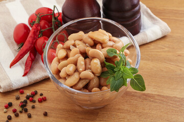 Whinte canned kidney beans in the bowl