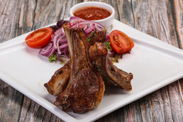 Grilled lamb square with tomato sauce