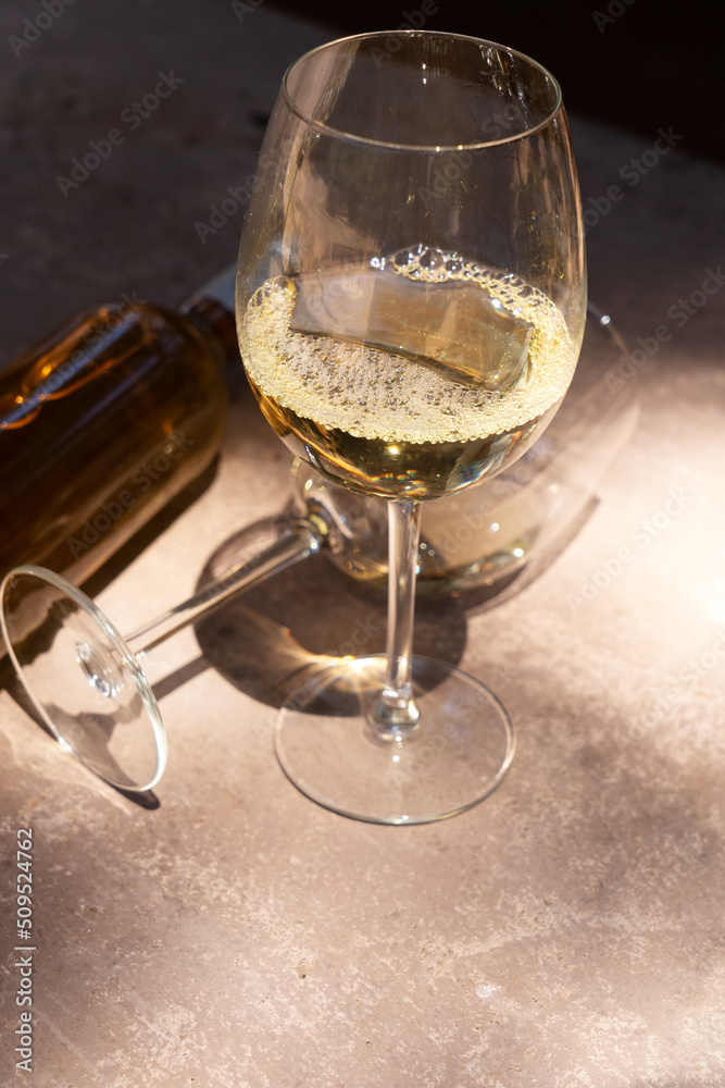 Wall mural wine in glasses