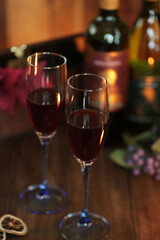 落ち着いた雰囲気にグラスに注がれた赤ワインで晩酌