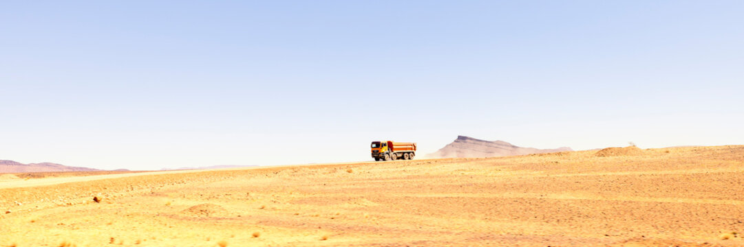 Cami&oacute;n en medio del desierto