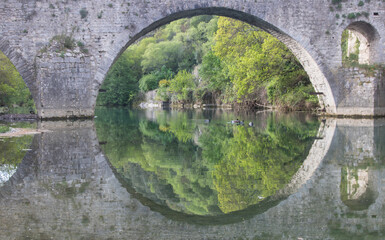 reflet dans la Vidourle du pont médiéval de Sauve dans le Gard