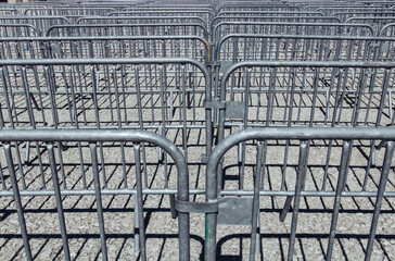 Rangée de barrières en métal 