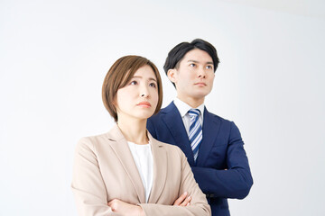 白バックで腕組みするビジネスウーマンとビジネスマン