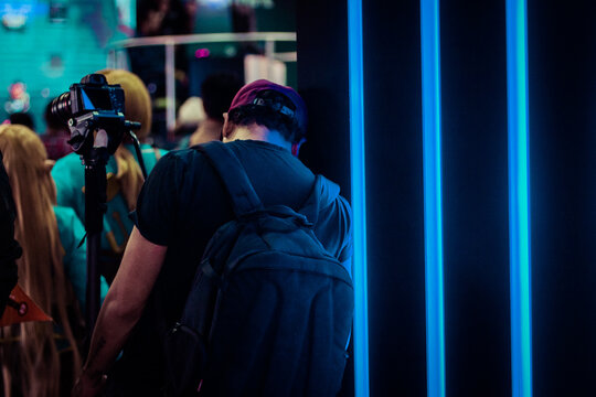 Camar&oacute;grafo filmando un evento, gimbal, neon, luces