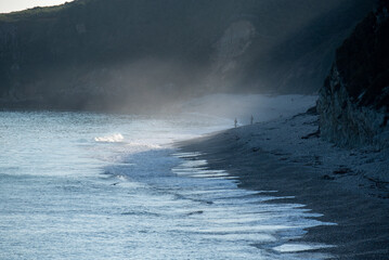 Pescadores en la playa al amanecer 