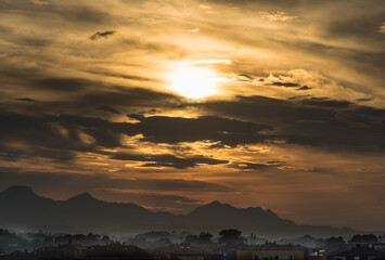 Puesta de sol sobre niebla 