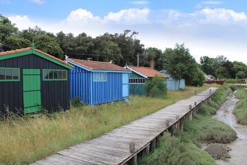 Site ostréicole et naturel de Fort-Royer, cabanes colorées sur l'ile d'Oléron