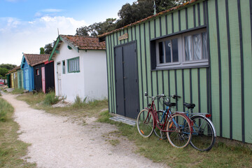 Fototapeta na wymiar Site ostréicole et naturel de Fort-Royer, cabanes colorées sur l'ile d'Oléron