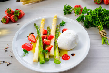 Burrata cheese with asparagus and strawberries