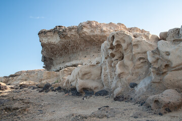 Muschelkalkablagerungen auf Vulkanischem Untergrund bei den Höhlen von Ajuy auf Fuerteventura
