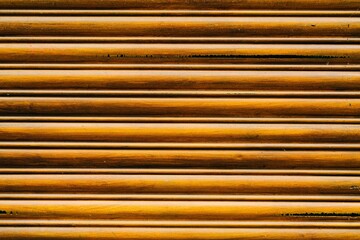 Obraz premium Volet de couleur dorée, jaune ocre, abimé a certain endroit pouvant servir de fond