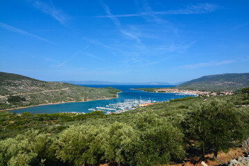 Fototapeta na wymiar costa nei dintorni dell'isola di krk croazia con vista porto turistico