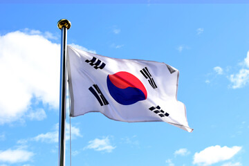 바람에 역동적으로 펄럭이고있는 한국의 국기인 태극기