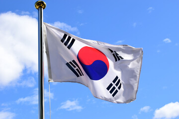 역동적으로 바람에 펄럭이고있는 한국의 국기인 태극기
