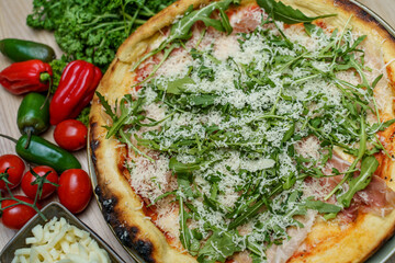 Pizza mit Rucola und Parmesan