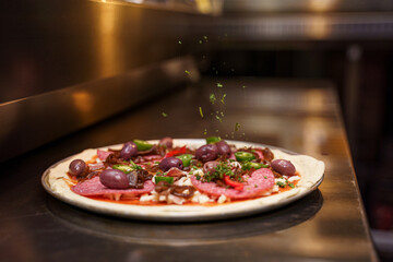 Pizza mit Kräutern bestreut