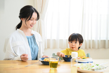 Obraz na płótnie Canvas よく食べる幼児
