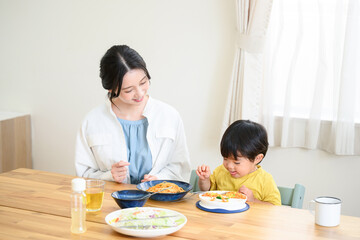 よく食べる幼児のいる食卓