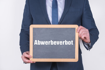 Anwalt oder Jurist mit einer Tafel auf der Abwerbeverbot steht