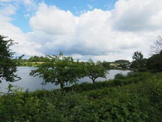 Obraz premium Schalkenmehrener Maar in der Vulkaneifel in Rheinland-Pfalz