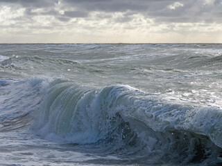Wellen und Seegang bei Sturm in der Nordsee vor der dänischen Küste