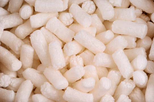 Boules de polystyr&egrave;ne pour caler des objets emball&eacute;s en gros plan