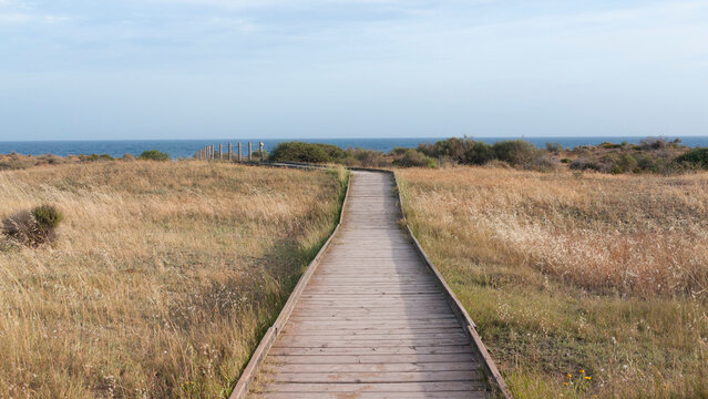 Pasarela de madera en playa de parque natural de calblanque en el litoral mediterraneo