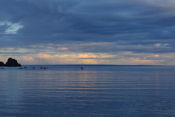 Naklejka premium Coucher de soleil depuis le port de Cancale