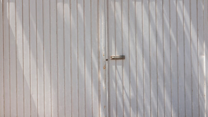 Puerta de madera blanca de casa de playa