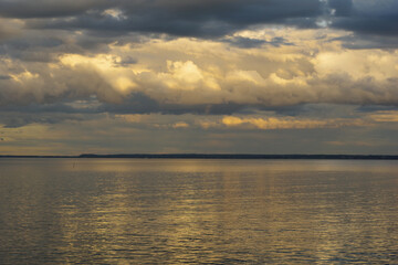 Naklejka premium Coucher de soleil depuis le port de Cancale