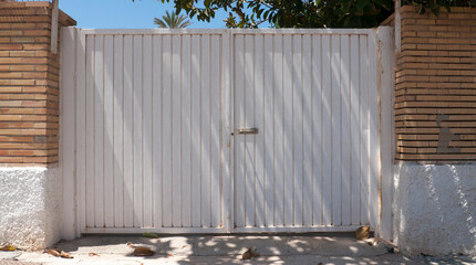 Puerta de madera blanca de casa de playa